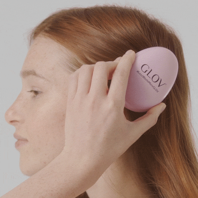 Το εύχρηστο μέγεθος και σχήμα της βούρτσας μαλλιών GLOV Raindrop Hairbrush είναι τέλειο για καθημερινή χρήση και κατά τη διάρκεια του ταξιδιού.