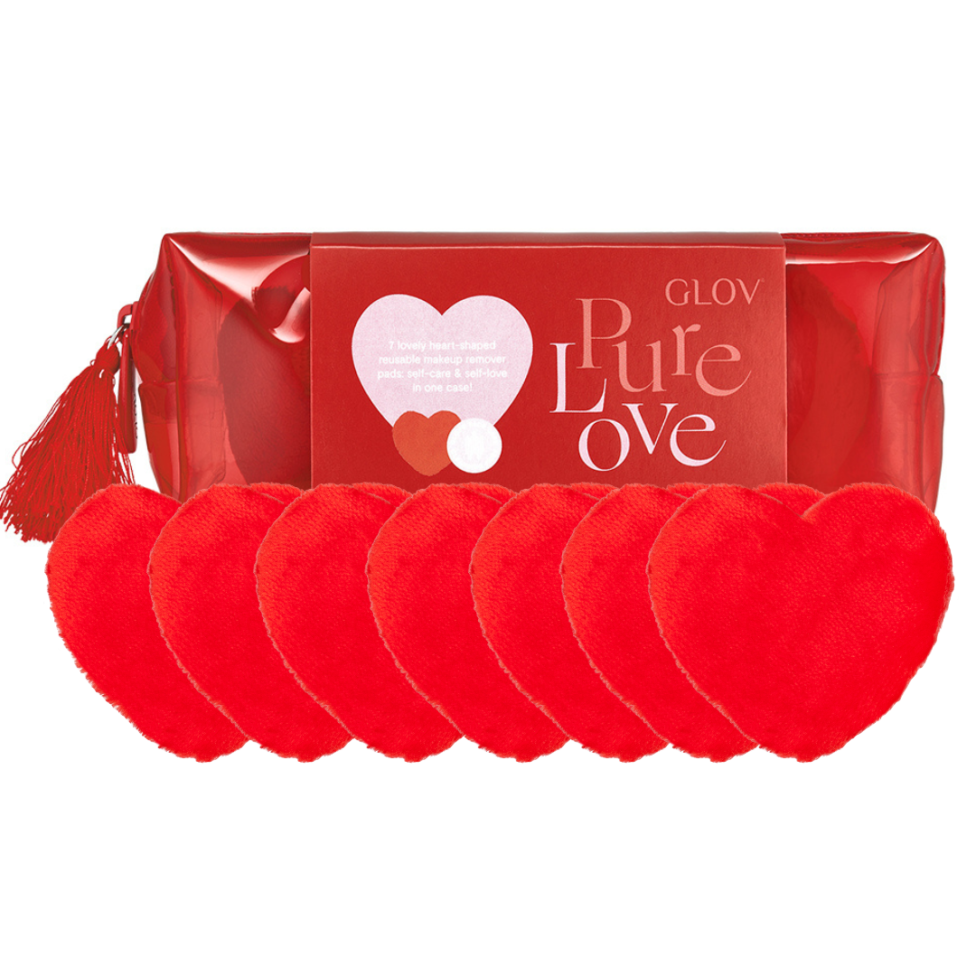 Τα GLOV Pure Love Set ήρθε για να χαρίσει αγάπη! 1 κόκκινο ημιδιαφανές σταντάκι με 7 επαναχρησιμοποιούμενα pads καθαρισμού κατασκευασμένα από τις πατενταρισμένες μικροΐνες GLOV, σε σχήμα καρδιάς, είναι το τέλειο δώρο για όποιον αγαπάς!