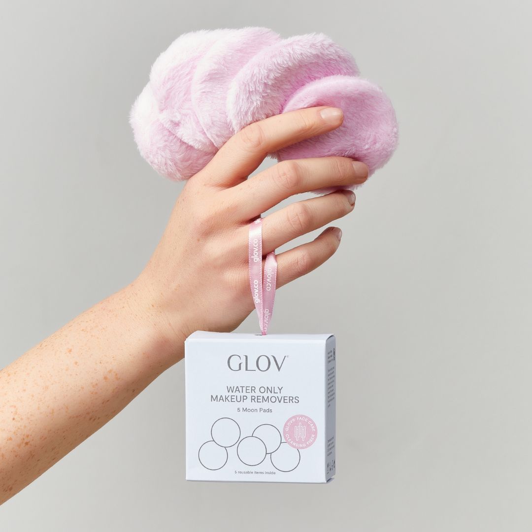 Τα GLOV Moon Pads επέστρεψαν με νέα συσκευασία! Τα 5 fluffy επαναχρησιμοποιούμενα pads καθαρισμού κατασκευασμένα από τις πατενταρισμένες μικροΐνες GLOV είναι ξανά διαθέσιμα για να κάνουν το ντεμακιγιάζ παιχνιδάκι!