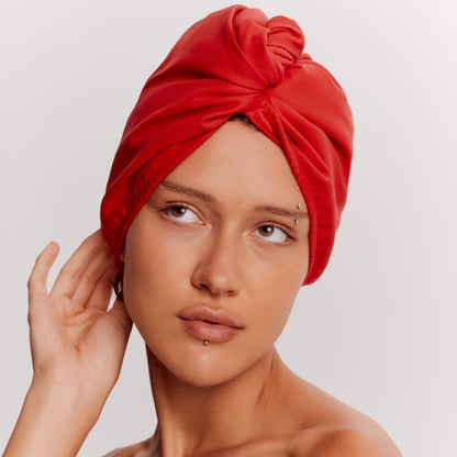 Το GLOV Hair Wrap Satin είναι η ΜΟΝΑΔΙΚΗ Double-sided πετσέτα μαλλιών! Η μια πλευρά έχει τις super απορροφητικές μικροΐνες GLOV, που μειώνουν στο ελάχιστο το χρόνο που χρειάζονται τα μαλλιά σας να στεγνώσουν, ενυδατώνουν και προστατεύουν τη δομή της τρίχας! Η άλλη πλευρά έχει το πιο λείο σατέν ύφασμα GLOV που αποτρέπει το φριζάρισμα και αφήνει τα μαλλιά απαλά και μεταξένια.