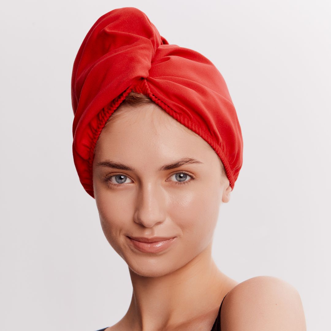 Το GLOV Hair Wrap Satin είναι η ΜΟΝΑΔΙΚΗ Double-sided πετσέτα μαλλιών! Η μια πλευρά έχει τις super απορροφητικές μικροΐνες GLOV, που μειώνουν στο ελάχιστο το χρόνο που χρειάζονται τα μαλλιά σας να στεγνώσουν, ενυδατώνουν και προστατεύουν τη δομή της τρίχας! Η άλλη πλευρά έχει το πιο λείο σατέν ύφασμα GLOV που αποτρέπει το φριζάρισμα και αφήνει τα μαλλιά απαλά και μεταξένια.