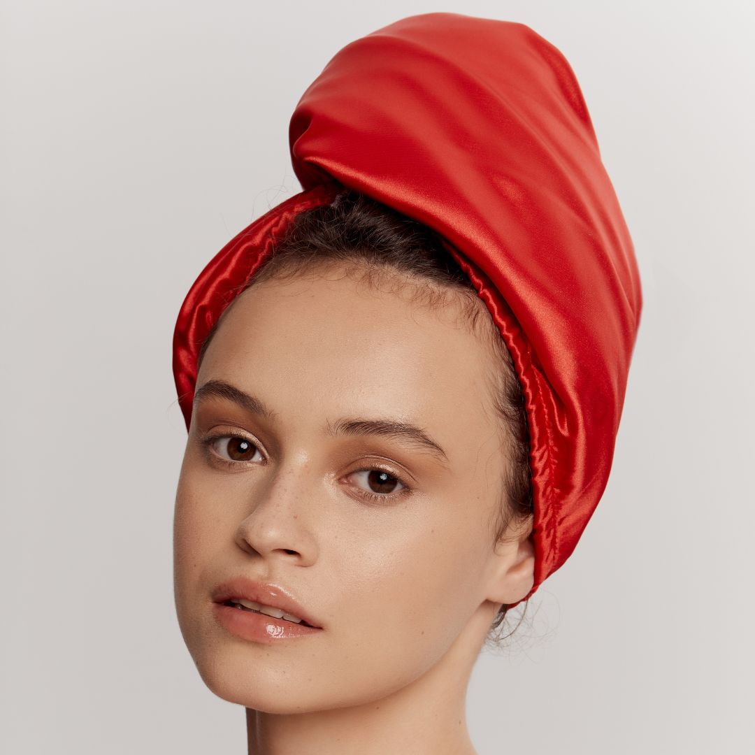 Το GLOV Hair Wrap Satin είναι η ΜΟΝΑΔΙΚΗ Double-sided πετσέτα μαλλιών! Η μια πλευρά έχει τις super απορροφητικές μικροΐνες GLOV, που μειώνουν στο ελάχιστο το χρόνο που χρειάζονται τα μαλλιά σας να στεγνώσουν, ενυδατώνουν και προστατεύουν τη δομή της τρίχας! Η άλλη πλευρά έχει το πιο λείο σατέν ύφασμα GLOV που αποτρέπει το φριζάρισμα και αφήνει τα μαλλιά απαλά και μεταξένια.